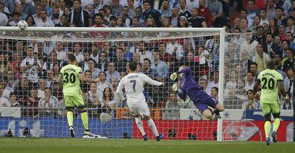 Un tiro de Gareth Bale marca el primer gol del Real Madrid sobre el portero del Manchester City Joe Hart.