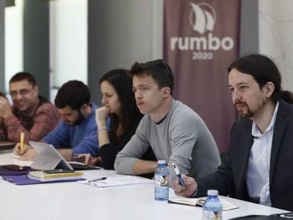 Pablo Iglesias e Íñigo Errejón, en la primera reunión del 'Gobierno en la sombra' de Podemos, en Madrid.