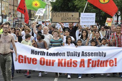 Decenas de personas marchan hacia Tottenham en una protesta contra los disturbios de los últimos días en la capital inglesa.