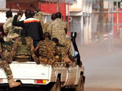 Patrulla militar por las calles de Bangui.
