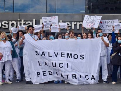 Médicos, enfermeros, técnicos y residentes protestan este miércoles frente al Hospital La Paz por el regreso del jefe de la UCI pediátrica, acusado de acoso laboral.