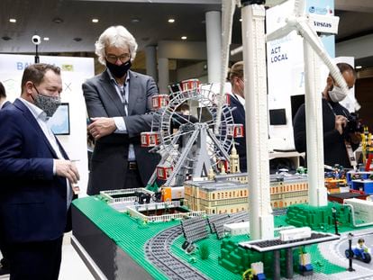 Dos hombres observan una maqueta en la feria Smart City Expo World Congress de 2021.
