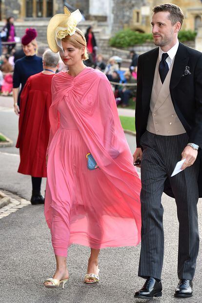 La modelo y cantante Pixie Geldof, hija de Bob Geldof, fue una de las primeras estrellas en llegar a la ceremonia junto a su pareja George Barnett. Eligió un contemporáneo diseño rosa de Phoebe Philo para Céline.