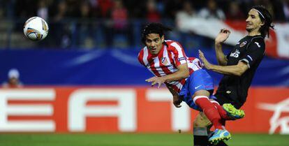 Falcao marca de cabeza el primer gol del Atlético anticipándose a la acción de Topal.