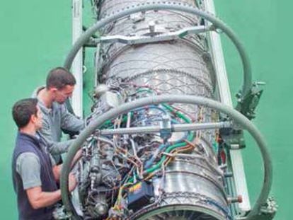 Dos operarios trabajan en una turbina en las instalaciones de ITP en Bizkaia.