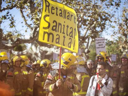 Manifestación de médicos y bomberos ante el Parlament.