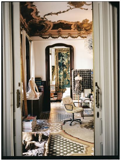 Vista interior de la casa del arquitecto. La silla de Charles Pollock de 1963 armoniza con el tapiz de Aubusson.