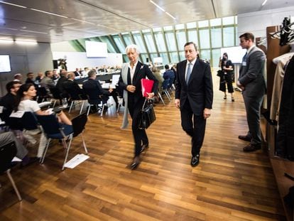 Christine Lagarde, presidenta del BCE, junto al expresidente del organismo, Mario Draghi.