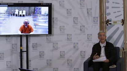 El excomandante paramilitar Salvatore Mancuso, en la pantalla, durante el encuentro virtual con Francisco de Roux, presidente de la Comisión de la Verdad.