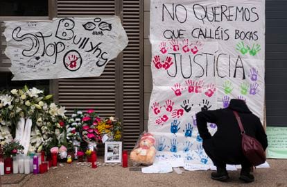 Mensajes y velas en el edificio donde vivían los hermanos que decidieron suicidarse en Sallent (Barcelona), el viernes 24.