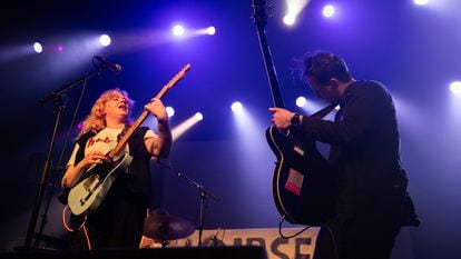 Karla Chubb y Sam McCann en un concierto de Sprints en Dublín el 12 de diciembre de 2023.