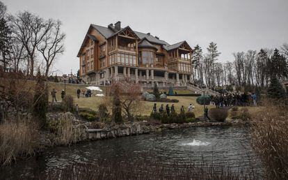 Unos visitantes pasean por los alrededores del estanque de la residencia de Victor Yanukóvich, 22 de febrero de 2014.