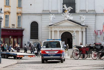 Un coche de policía en los alrededores de la Catedral de San Esteban en Viena, este miércoles. 