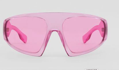 Si eres de las que lo apuestan todo a los accesorios, hazte con estas gafas de montura envolvente e inspiración deportiva de la nueva colección de Riccardo Tisci para Burberry.

220€