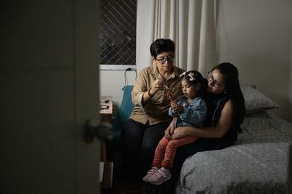 Carmen Arriola y Natalia Vega con su hija en Lima (Perú).