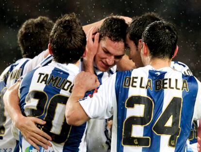 El defensa de la Real Sociedad Ion Ansotegi celebra su gol junto a sus compañeros durante el partido contra el Almería correspondiente a la vigésimo primera jornada del Campeonato Nacional de Liga de Primera División.