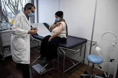 Una mujer es vacunada contra el coronavirus en Bobigny, cerca de París (Francia) el 17 de febrero.