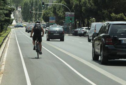 Un clicista circula por el nuevo carril bici de la calle Toledo.