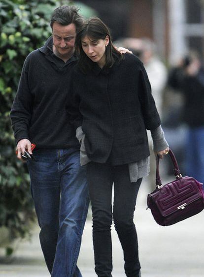 Cameron y su esposa, Samantha, regresan a casa tras fallecer su hijo Ivan, 
de seis años, en febrero de 2009.