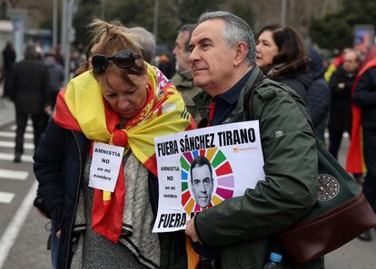 Manifestantes asisten a la concentración contra la amnistía y Pedro Sánchez.