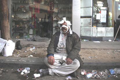 Un herido en los enfrentamientos de ayer en la plaza de la Liberación de El Cairo.
