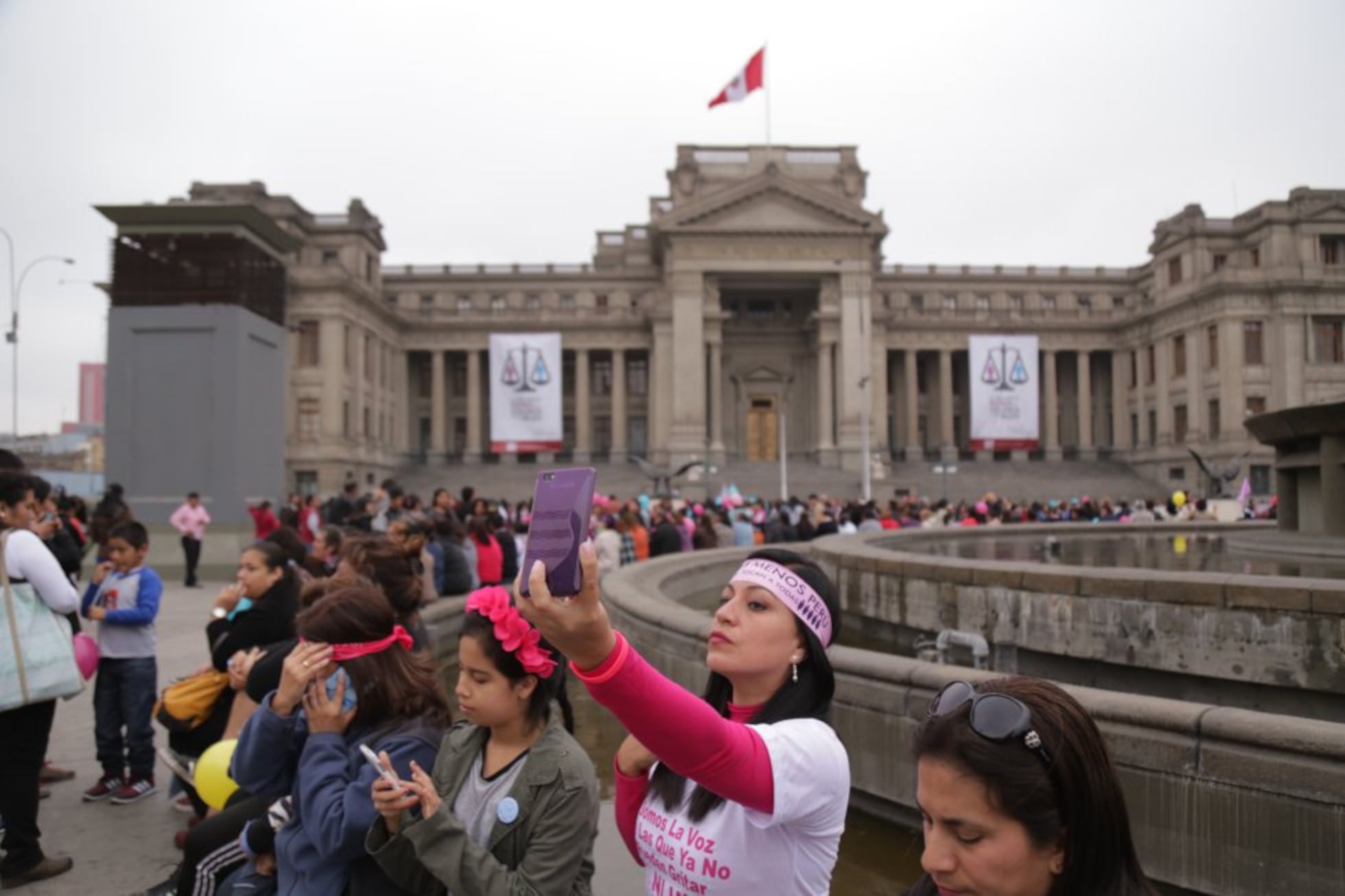 Miles marchan en Lima contra la violencia hacia las mujeres. | Fotos ...