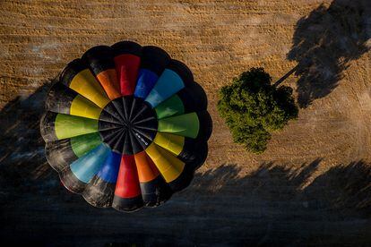 Un globo aerostático se infla durante la celebración del European Balloon Festival celebrado en Igualada (España).