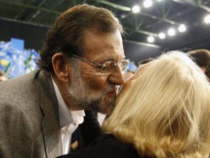 Rajoy besa a una militante del PP.