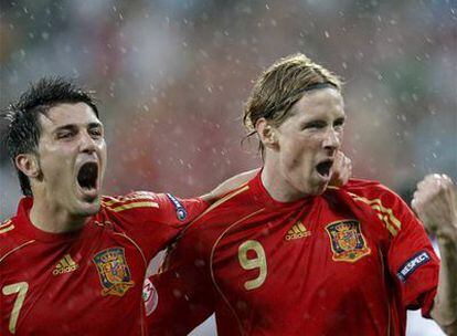 Villa y Fernando Torres celebran el primer gol del delantero asturiano frente a Rusia.
