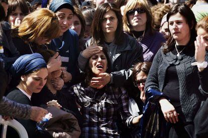 La madre de la niña de siete años Miriam Monsonego, víctima de terrorista de Toulouse, llora durante el funeral celebrado en Jerusalén.