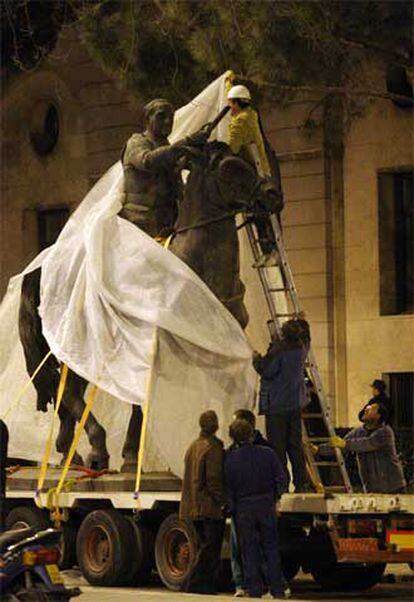 Unos obreros desmontan la estatua de Franco de una plaza de Madrid en marzo pasado.
