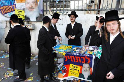 Judíos ultraortodoxos partidarios del candidato a la alcaldía Yossi Daitch hacen campaña ante un colegio electoral en Jerusalén.