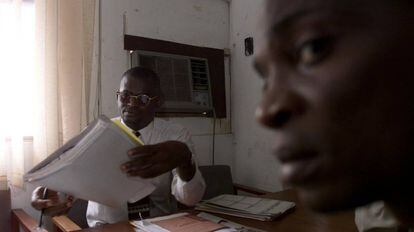 El doctor Wole Daini, enfermo de SIDA, lee el informe de un paciente afectado por el VIH, en Lagos, Nigeria.