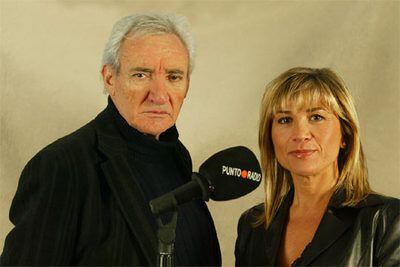 Luis del Olmo y Julia Otero, ante un micrófono de Punto Radio.