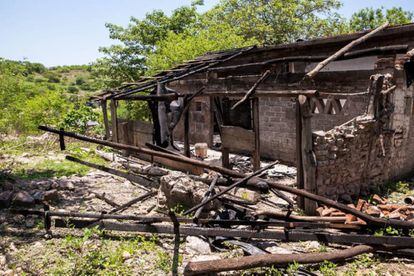 Los restos de una vivienda quemada en Palmarito, localidad de Rosario, donde habitantes han huido de la violencia.