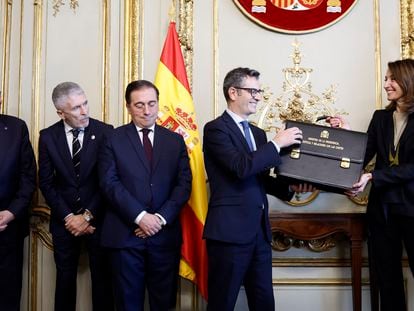 Félix Bolaños recoge la cartera a Pilar Llop, en presencia de Vicente Guilarte, presidente del CGPJ, y los ministros Luis Planas, Fernando Grande-Marlaska y José Manuel Albares.