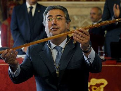 El alcalde de Sevilla toma posesión de su cargo en 2011.
