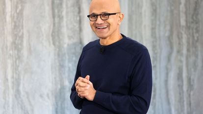 El CEO de Microsoft, Satya Nadella, sonríe durante la presentación de la nueva versión del buscador Bing, que incorpora un chat inteligente.