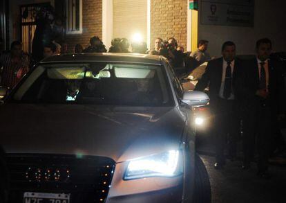El coche de la presidenta argentina, al salir de una revisión médica el pasado miércoles en Buenos Aires.