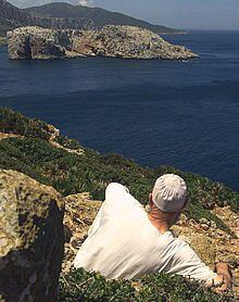 Un marroquí observa, ayer, la isla Perejil desde la colina de Belyounech.