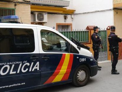 La policía registra el domicilio donde el presunto islamista vivía en la capital andaluza