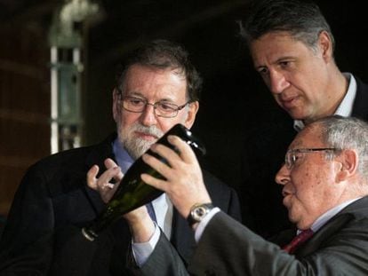 De izquierda a derecha, Rajoy, Albiol y Bonet durante la visita.  El presidente del Gobierno, Mariano Rajoy, acompanado por Xavier Garcia Albiol, Andrea Levy y el presidente de las bodegas, Jose Luis Bonet visitan las Bodegas Freixenet.