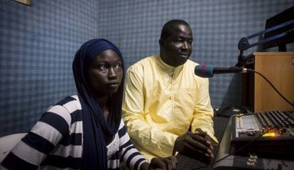 Oyssenou Diop y Ami Gueya miran desde la mesa de sonido el estudio de radio.