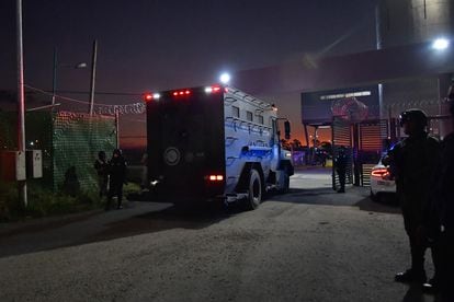 Un camión blindado que formó parte del operativo de traslado del hijo del Chapo llega al penal de El Altiplano, en Almoloya de Juárez (Estado de México).