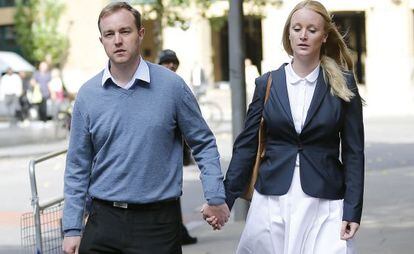 El exagente financiero Tom Hayes llega, con su esposa, al tribunal de Sothwark (Londres) que le ha juzgado.