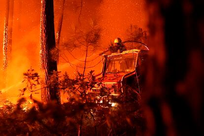 Los bomberos trataban de controlar las llamas el miércoles cerca de Hostens, al sur de Burdeos, en una foto proporcionada por el cuerpo de bomberos del departamento de Gironda.