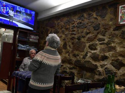 Seguimiento en un bar del anuncio de la disolución de ETA.