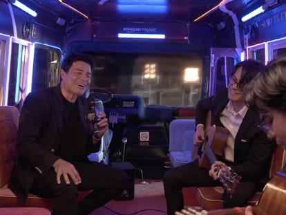 Captura de pantalla de un episodio de 'El Pesero Show' en el que el cantante  Chayanne recorre Ciudad de México en un autobús.