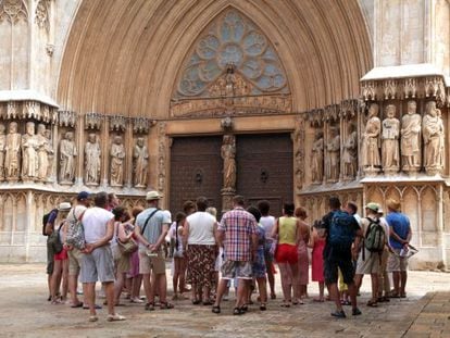 Un grup de turistes davant de la catedral de Tarragona.