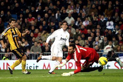 Kaká, entre Paredes y Roberto, marca el gol del empate del Madrid.